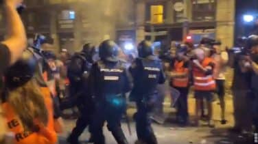 Un segundo policía queda inconsciente tras recibir una pedrada en la noche más violenta del independentismo