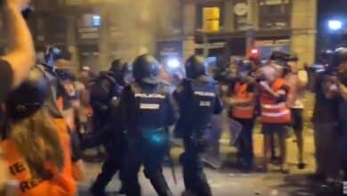 Un segundo policía queda inconsciente tras recibir una pedrada en la noche más violenta del independentismo