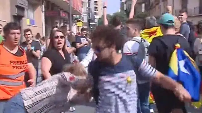 Brutal agresión a una mujer con una bandera de España en Tarragona