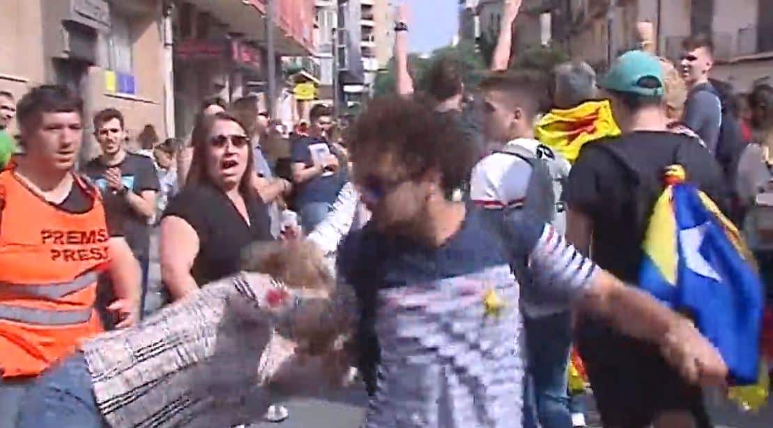 Brutal agresión a una mujer con una bandera de España en Tarragona
