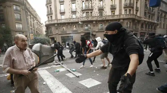 Un anciano se encara a los CDR durante los disturbios de Barcelona