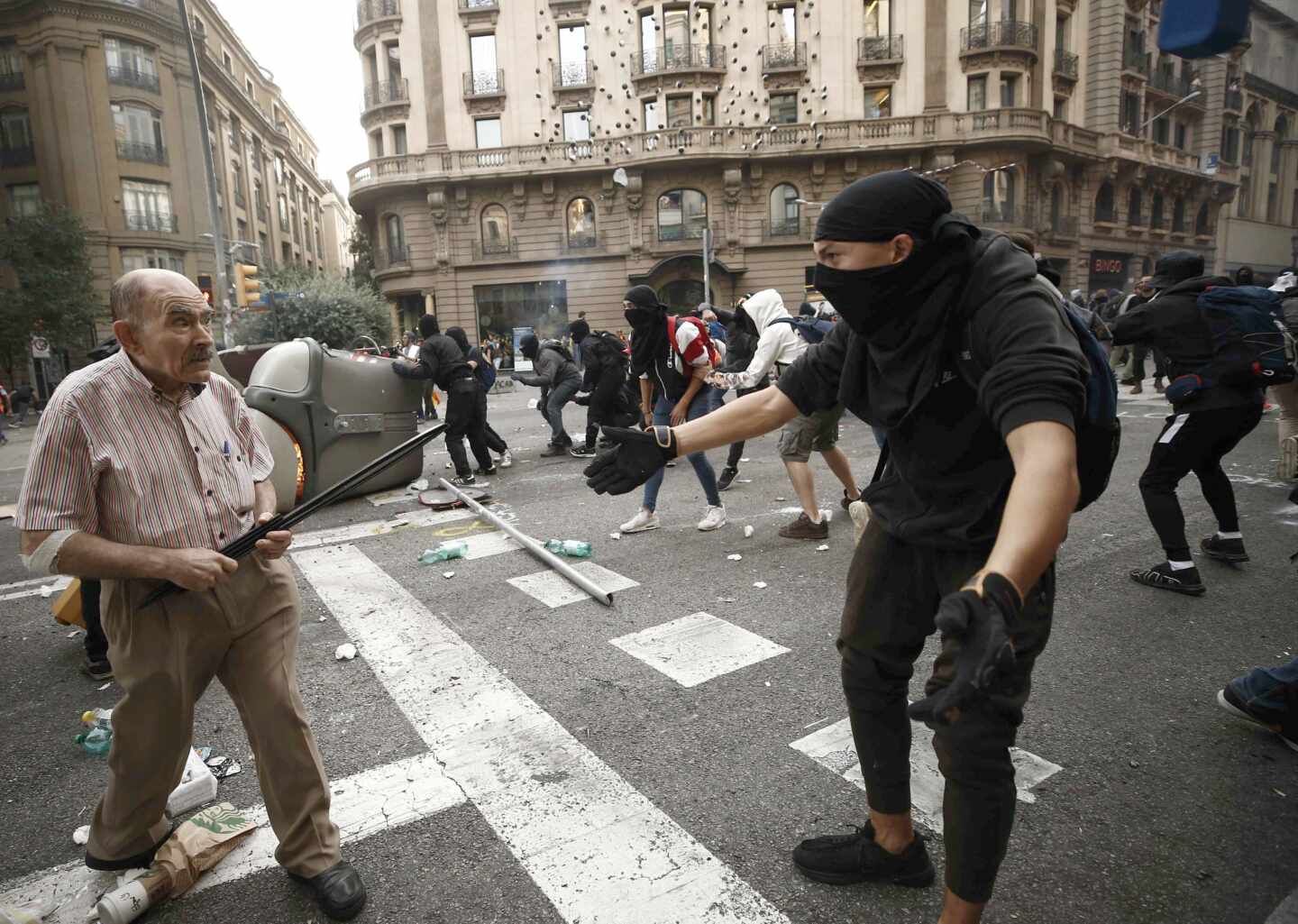 Un anciano se encara a los CDR durante los disturbios de Barcelona