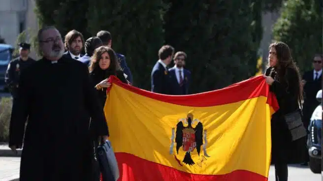 La familia del dictador muestra una bandera franquista tras el entierro en Mingorrubio