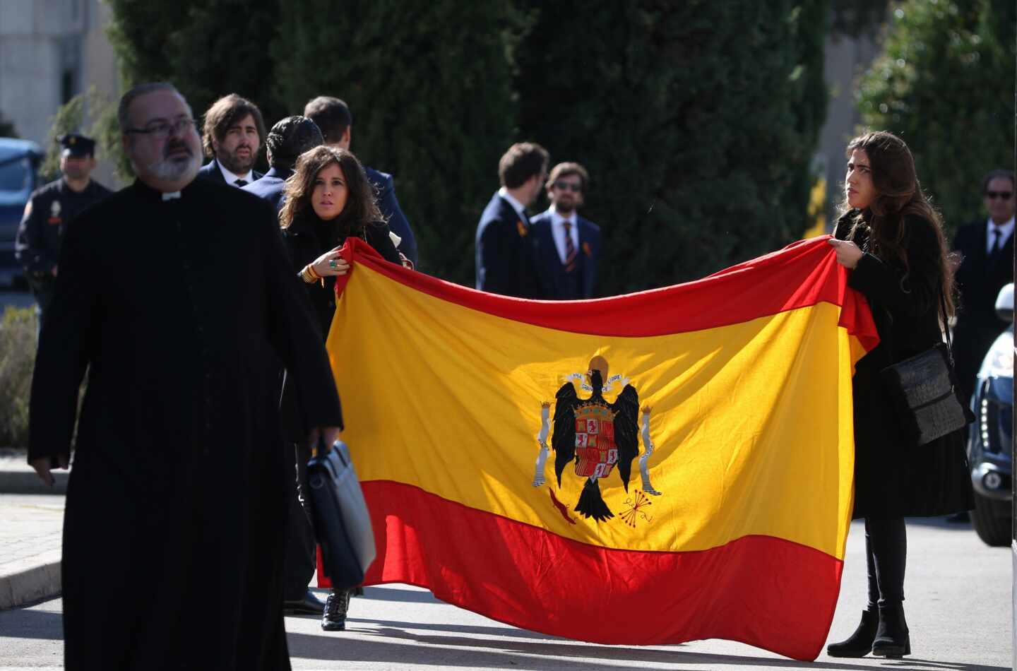 La familia del dictador muestra una bandera franquista tras el entierro en Mingorrubio