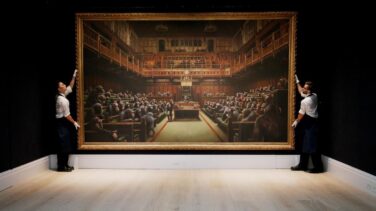 Vendido por 11 millones de euros el Banksy del Parlamento británico con chimpancés