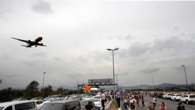 Más de 100 vuelos cancelados en El Prat porque pilotos y azafatos no pueden entrar al aeropuerto