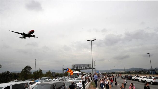 Manifestantes en los accesos del aeropuerto de Barcelona.