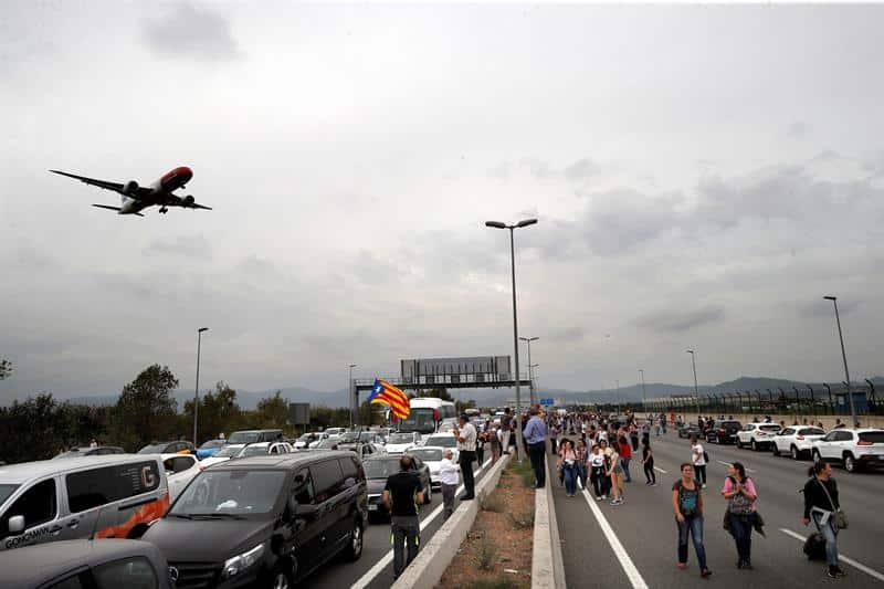 Manifestantes en los accesos del aeropuerto de Barcelona.