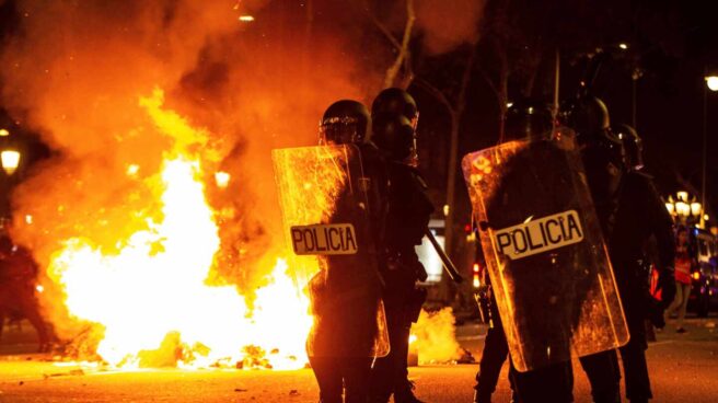 Miles de personas convocadas por los CDR, se manifiestan por el centro de Barcelona