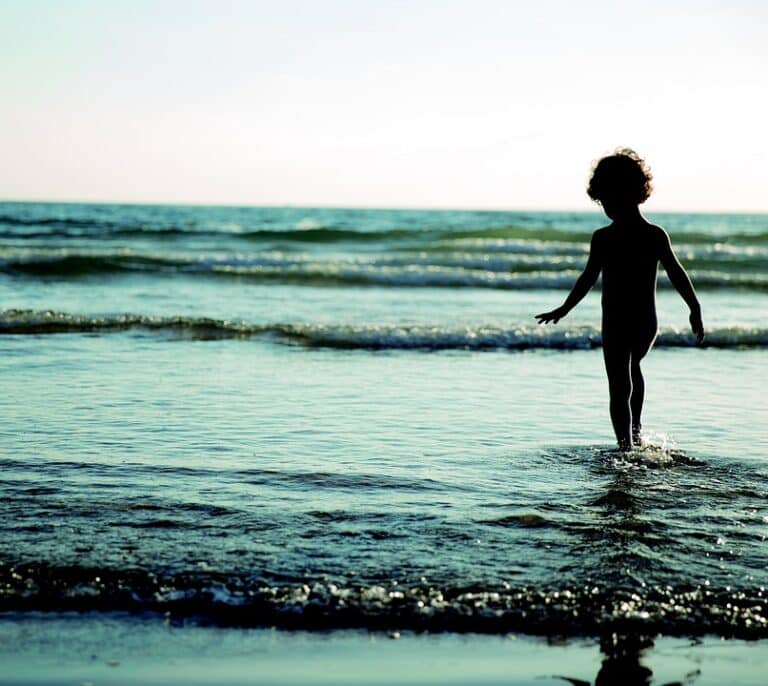 Sanidad retira las dos cremas solares que había solicitado la OCU