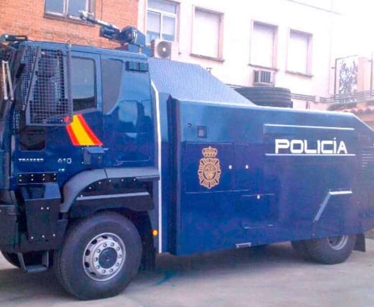 Malestar entre los policías por no poder usar el camión de agua para frenar a los violentos