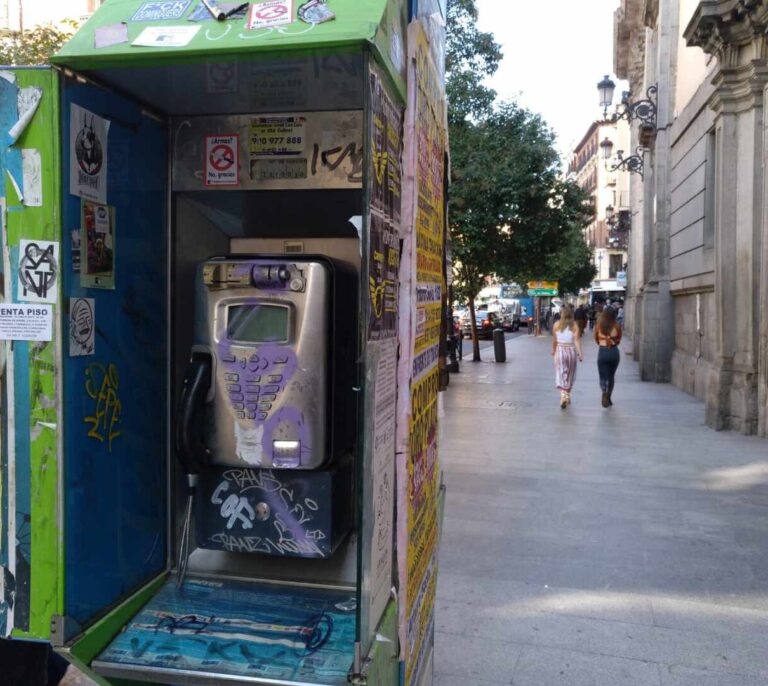 El Gobierno volverá a alargar la vida de las cabinas telefónicas por el bloqueo político