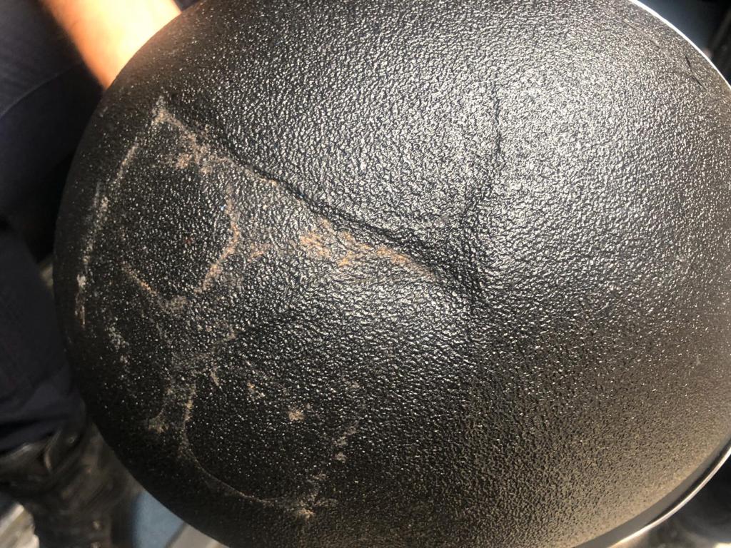 Casco del policía vigués que resultó gravemente herido por los disturbios provocados por los violentos el 18 de octubre en Barcelona.