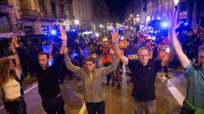 Sexta noche de tensión en Cataluña: 14 heridos y 13 detenidos