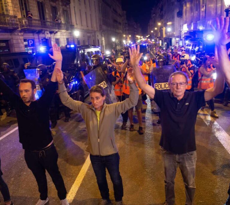 Sexta noche de tensión en Cataluña: 14 heridos y 13 detenidos