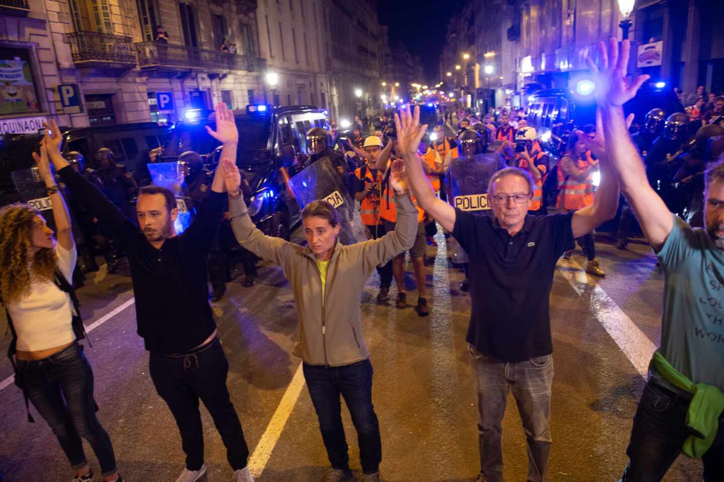 Sexta noche de tensión en Cataluña: 14 heridos y 13 detenidos