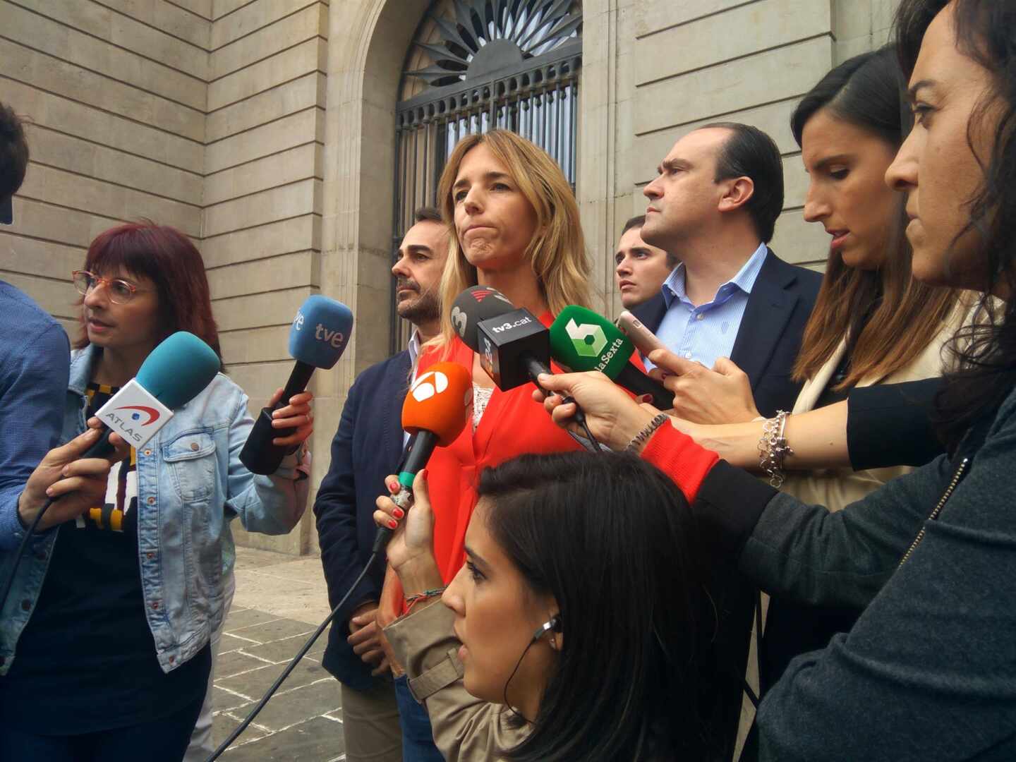 Tensión entre los estibadores y Álvarez de Toledo: "Puta, momia, fascista"