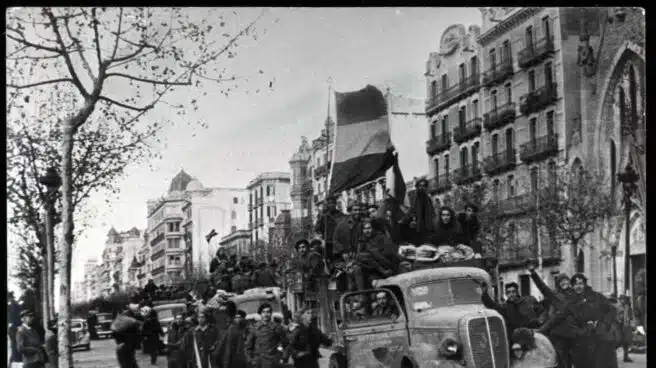 Cataluña 'Cara al Sol': Pilar Eyre exhuma la Barcelona franquista