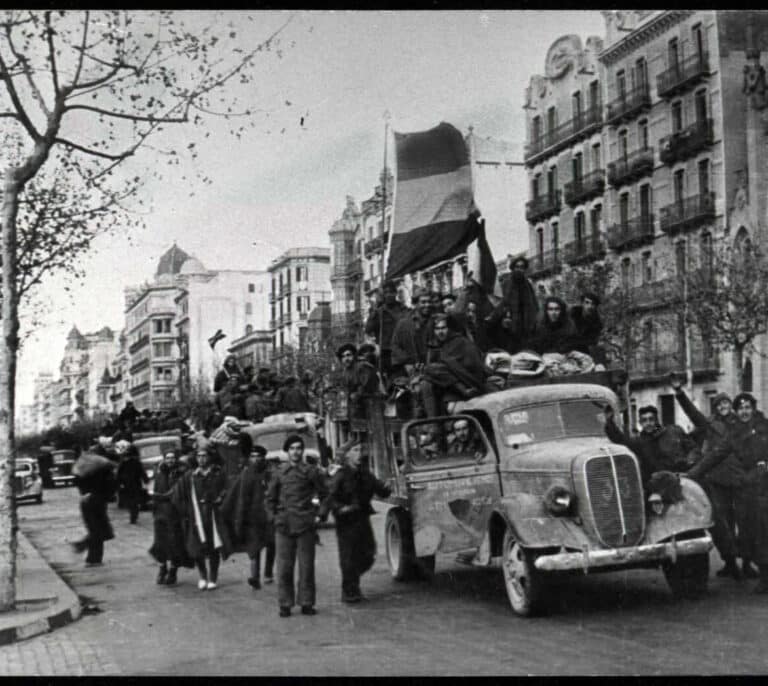 Cataluña 'Cara al Sol': Pilar Eyre exhuma la Barcelona franquista