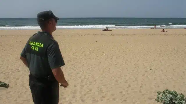 Investigan la muerte de un inmigrante marroquí en una playa malagueña