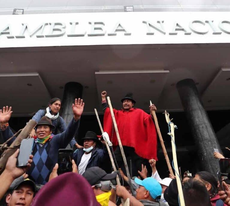 Crisis en Ecuador: cientos de indígenas toman la Asamblea Nacional
