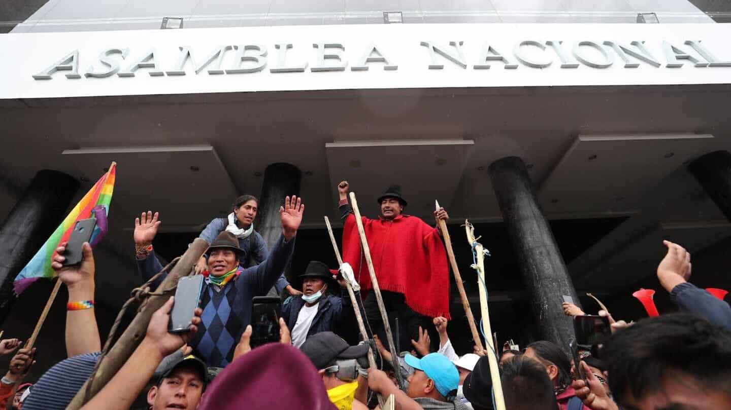 Crisis en Ecuador: cientos de indígenas toman la Asamblea Nacional