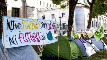 Así es la acampada climática frente al Ministerio de Teresa Ribera
