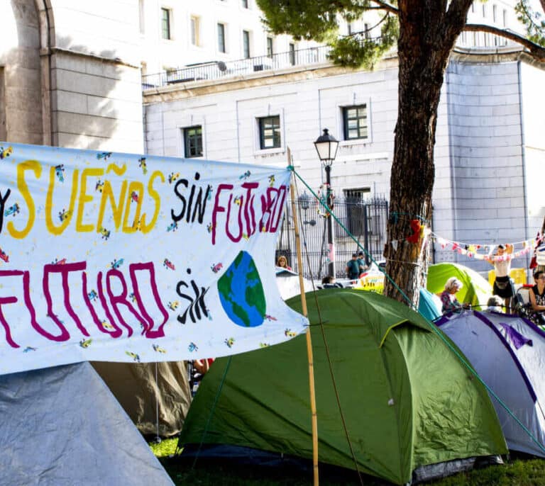 Así es la acampada climática frente al Ministerio de Teresa Ribera