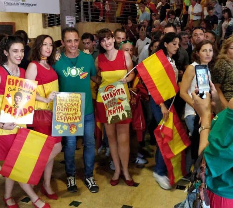El creador del falso 'tour de la Manada' trolea a Vox en el acto de Vistalegre