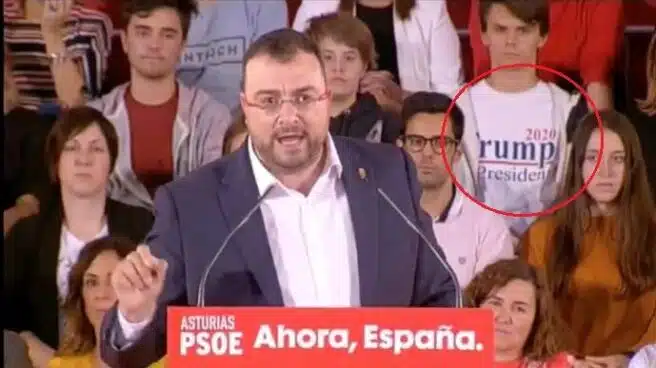 Un joven 'trolea' un mitin del PSOE en Asturias con una camiseta de apoyo a Trump