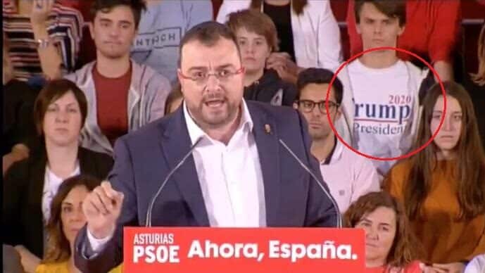 Un joven 'trolea' un mitin del PSOE en Asturias con una camiseta de apoyo a Trump