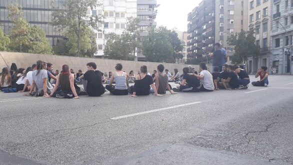 Los Mossos permiten que menos de 50 personas bloqueen durante todo el día el centro de Gerona