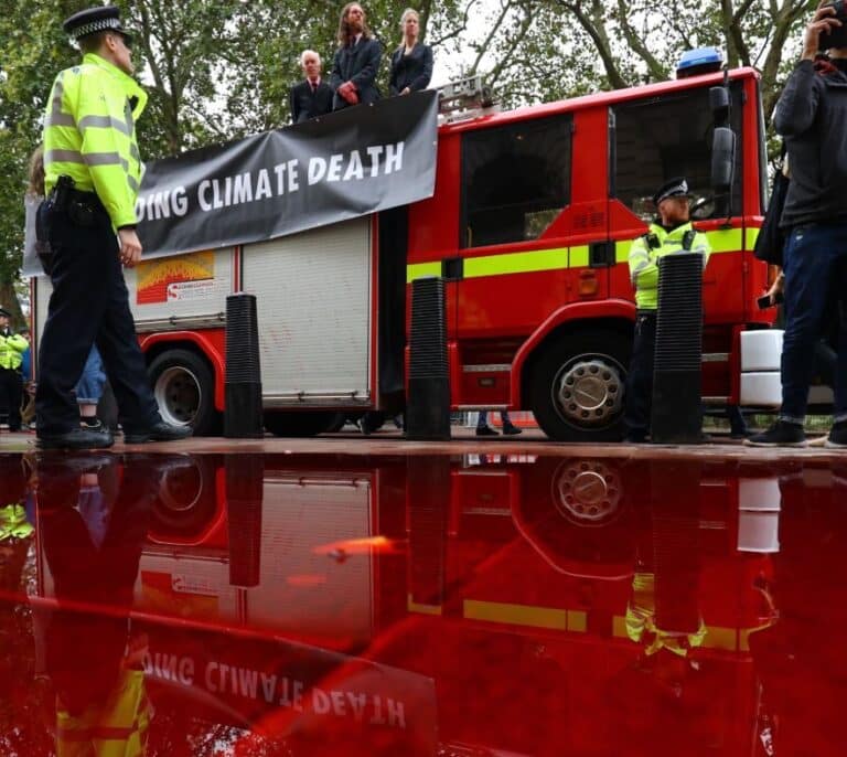 Una 'manguera rebelde' genera un absurdo caos en una protesta climática en Londres