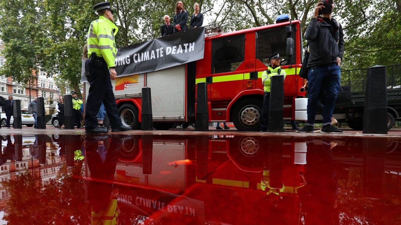 Una 'manguera rebelde' genera un absurdo caos en una protesta climática en Londres