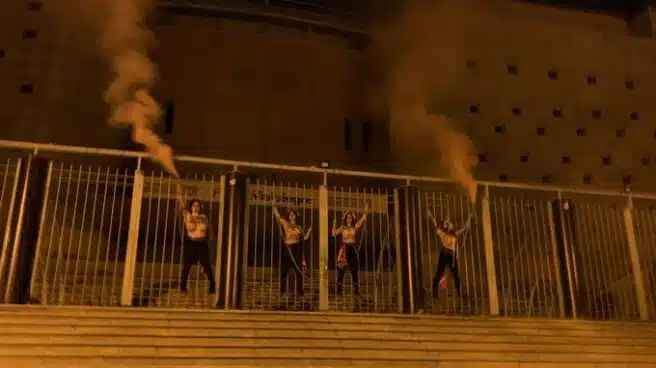 Activistas de Femen se encadenan en Vistalegre contra el acto de Vox