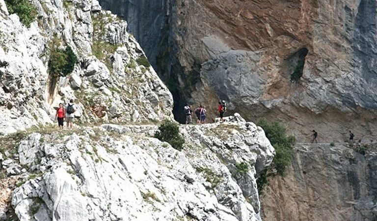 Muere una mujer de 65 años al despeñarse cuando recorría la ruta del Cares (Asturias)