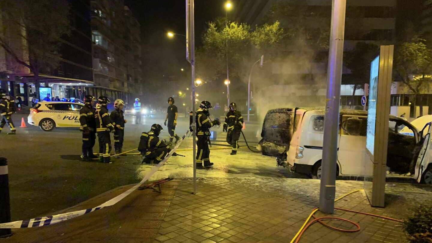 El incendio de una furgoneta con baterías de litio en Madrid obliga a intervenir a bomberos, policía y Samur