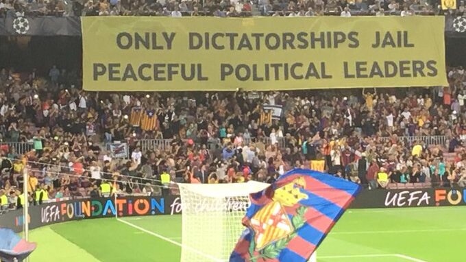 La UEFA no sancionará al Barcelona por la pancarta en la que se llama "dictadura" a España