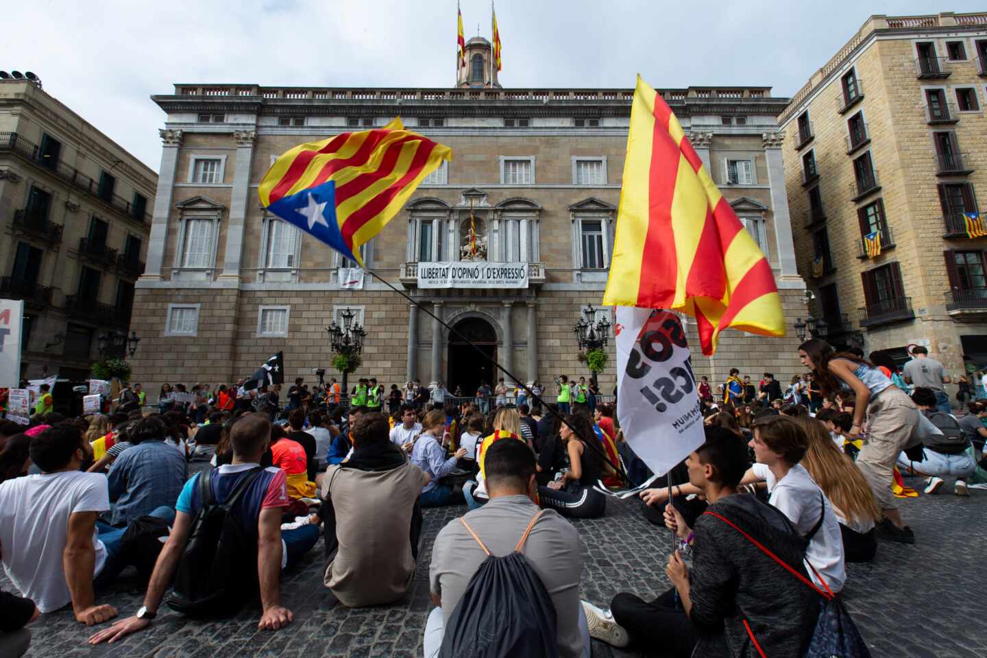 Estudiantes este jueves en la plaza de Sant Jaume.