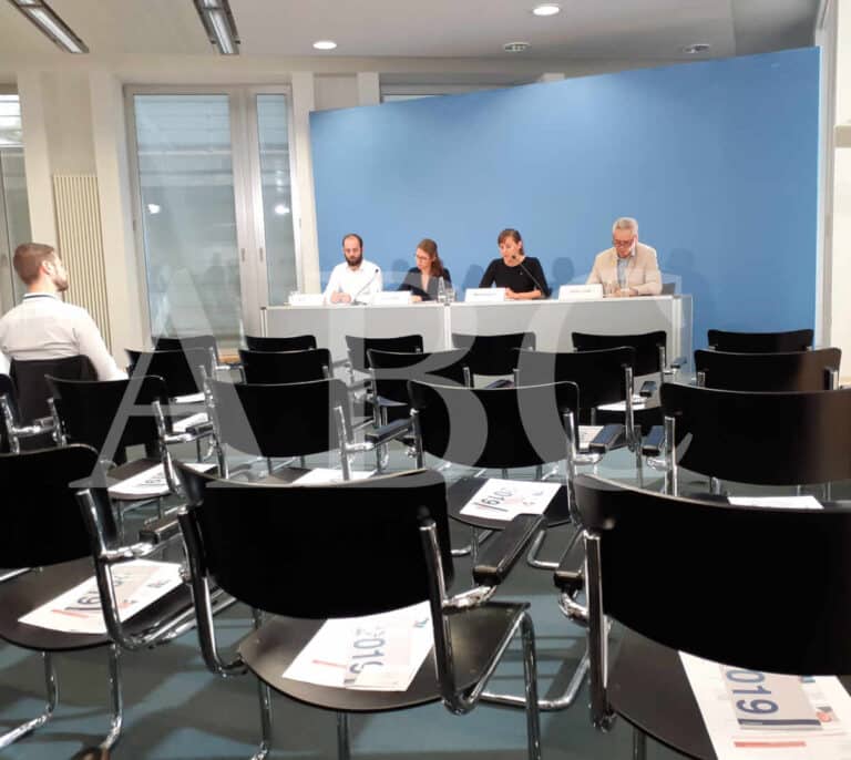 Ridículo de la 'embajada' del Govern en Alemania: sólo un periodista en la rueda de prensa por la sentencia