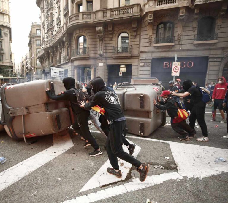 Los CDR vuelven a amenazar este sábado la sede de la Policía en Barcelona