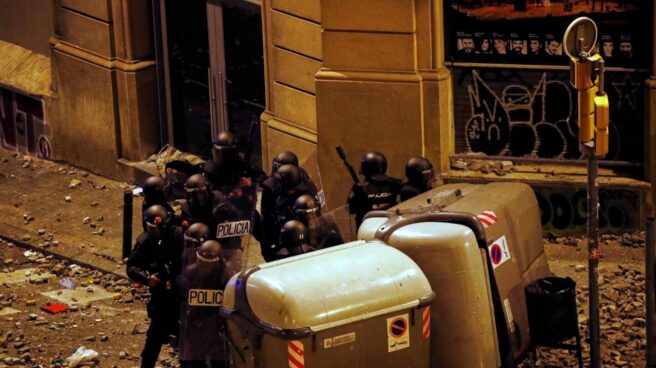 17-O, el día que llovieron piedras sobre Barcelona Un grupo de antidisturbios, parapetados tras unos contenedores junto a la Plaza de Urquinaona (Barcelona) en medio de un manto de piedras durante los altercados de octubre.