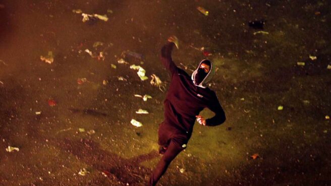 Un radical violento lanza objetos contra los agentes