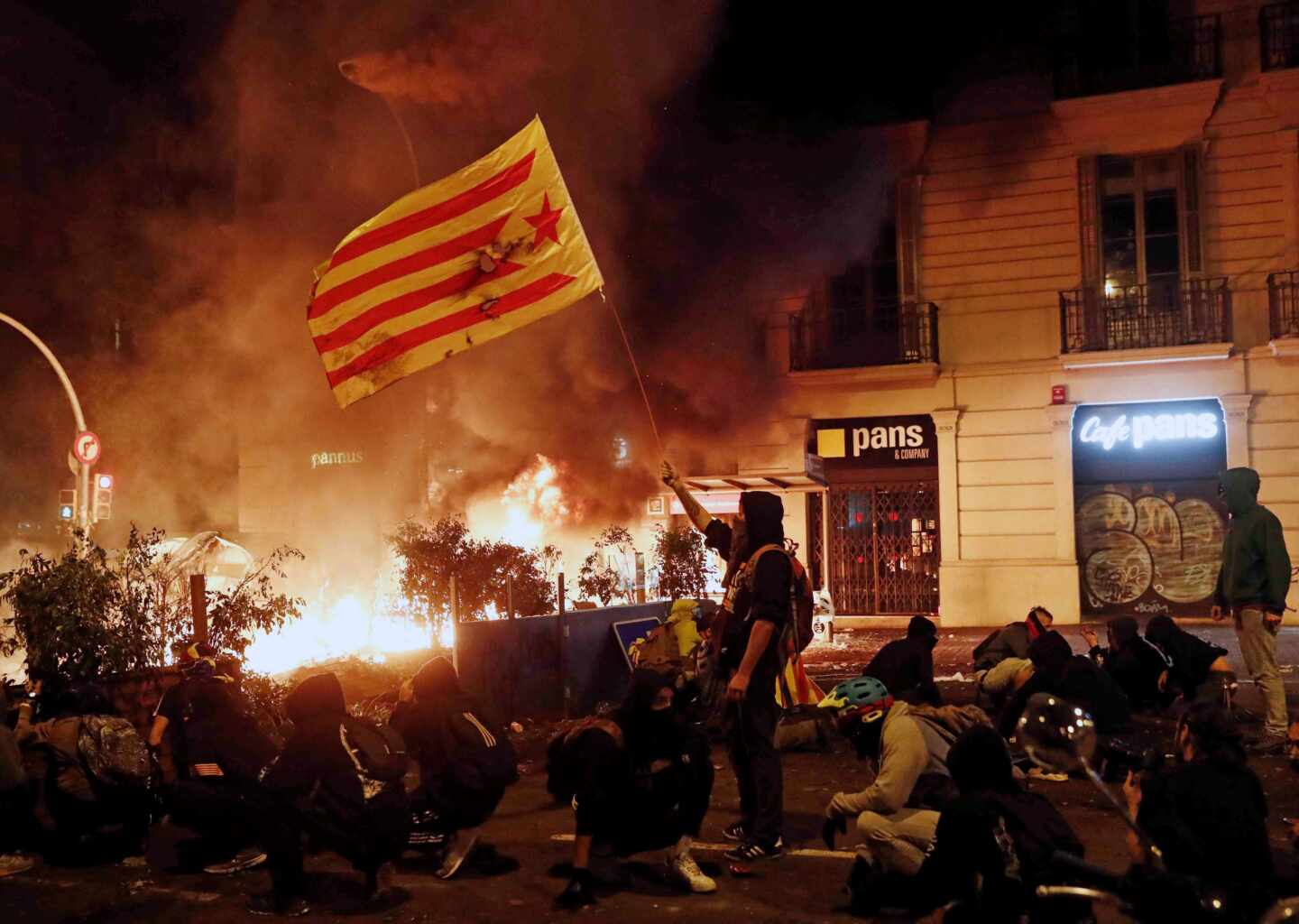 Noche dantesca en Barcelona por el extremo vandalismo de los CDR