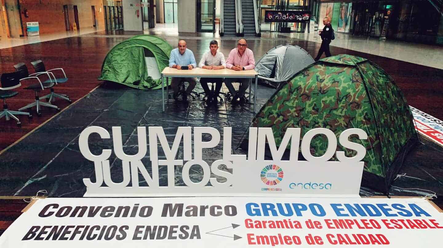 Líderes sindicales encerrados en la sede de Endesa.