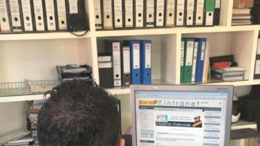 Deja a sus hijas de 3 y 8 años conducir maquinaria pesada y lo graba con el móvil