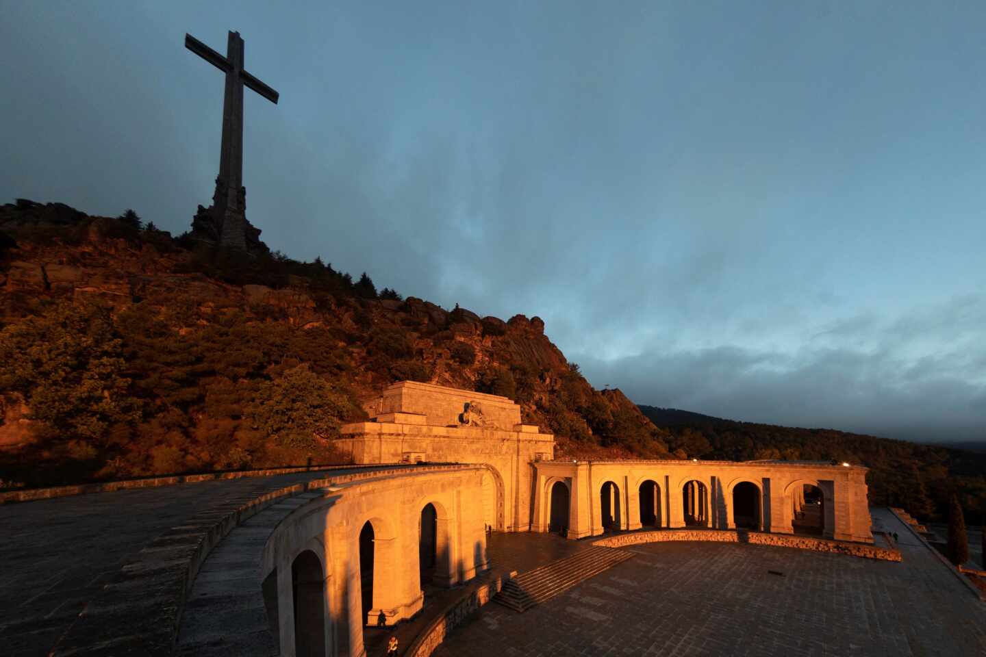 Vista general del conjunto monumental del Valle de los Caídos, coronado por una cruz de grandes dimensiones.
