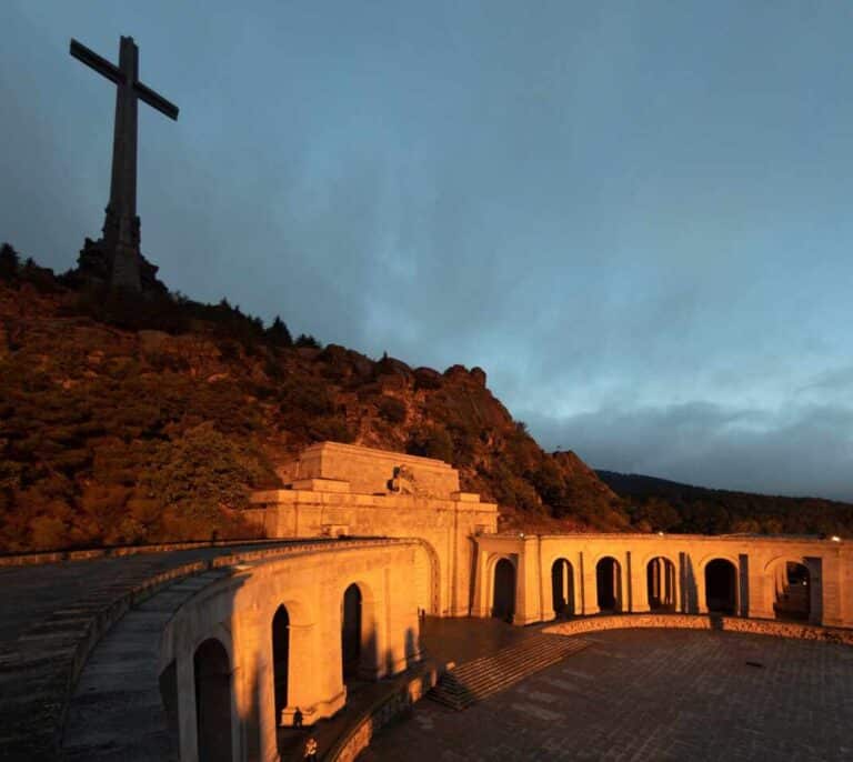 Protesta en el Valle de los Caídos para pedir la exhumación de Primo de Rivera