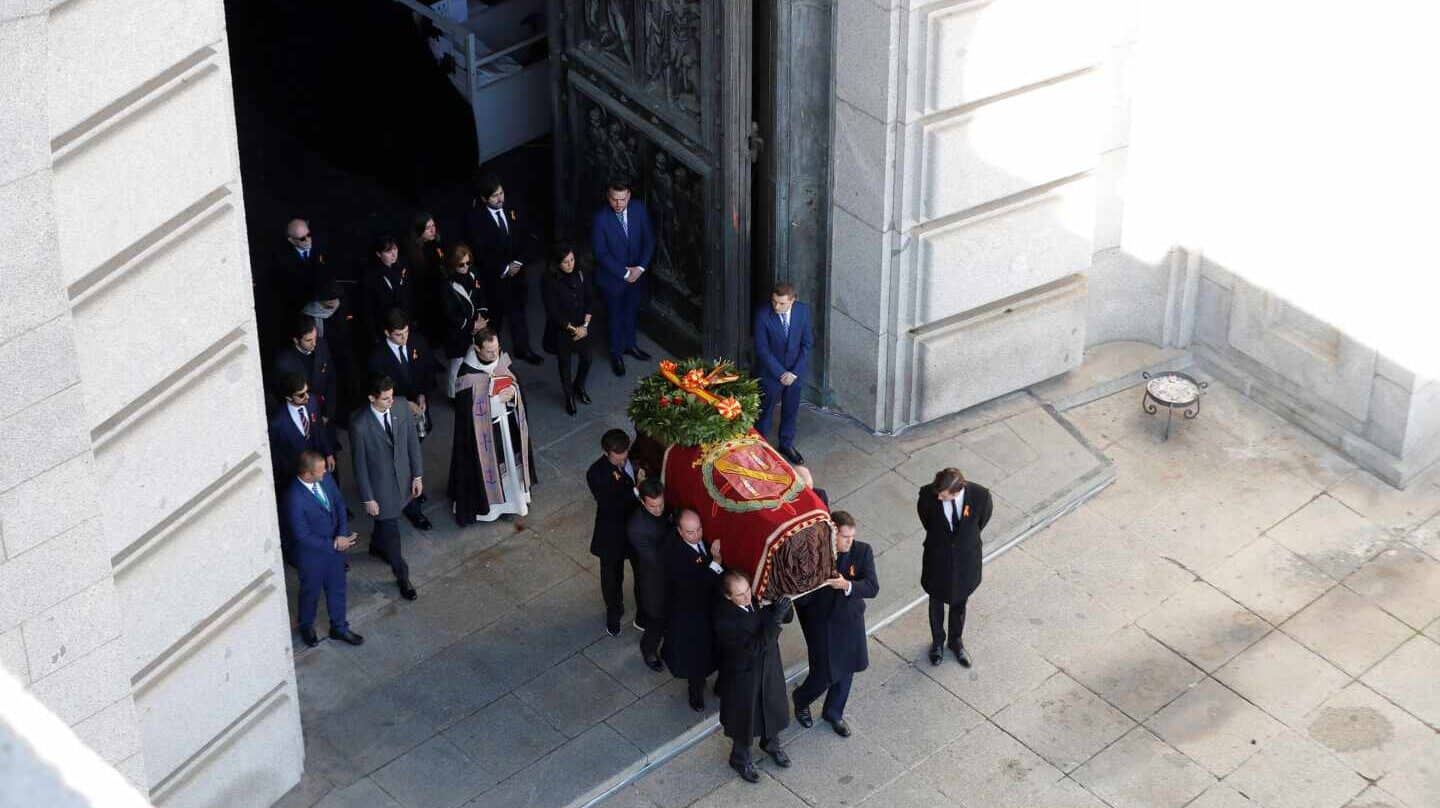 El féretro con los restos de Franco sale de la basílica del Valle de los Caídos el 24 de octubre de 2019.