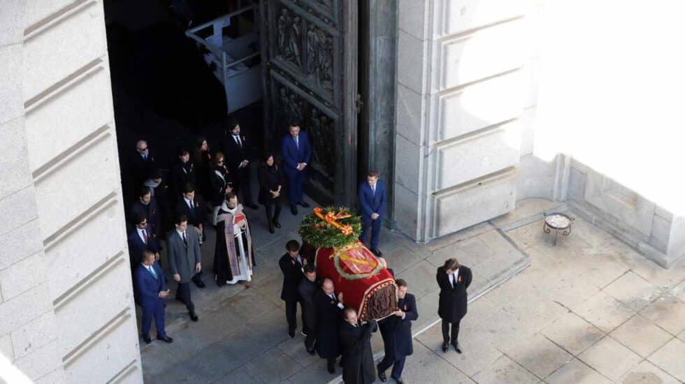 El féretro con los restos de Franco sale de la basílica del Valle de los Caídos el 24 de octubre de 2019.